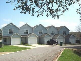 Foto principal - "Charming 2-Bedroom Townhouse with 2.5 Bat...