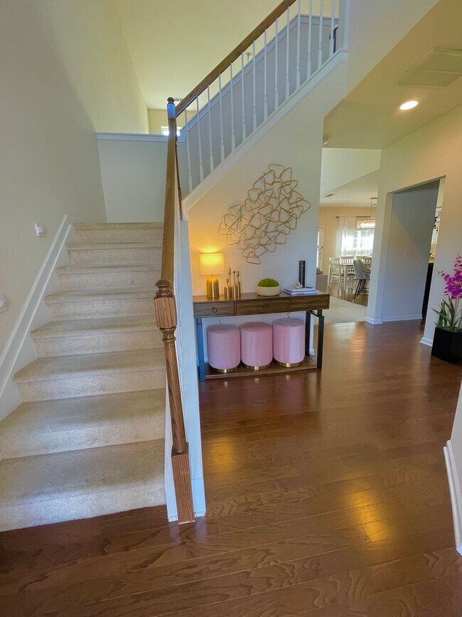 Building Photo - Well Maintained Beautiful 3Bed/2.5Bath Pro...