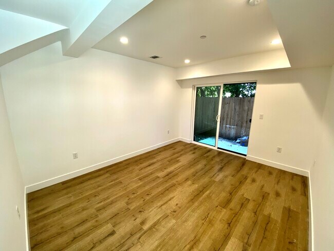 Foto del edificio - 1406 N Sycamore Ave