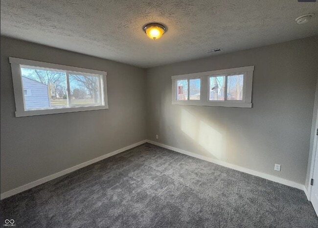 Foto del edificio - Cozy 3-Bedroom Home with Spacious Yard in Indianapolis