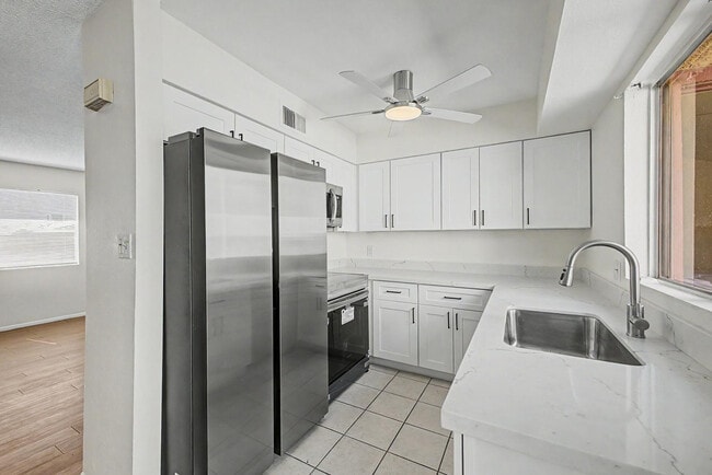 Building Photo - 2605 E Lemon St