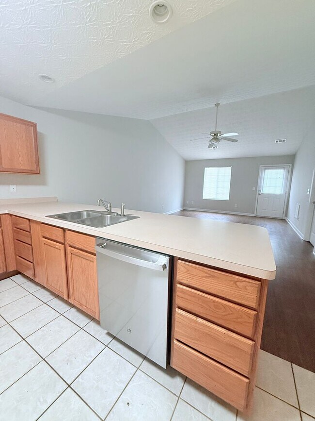 Foto del edificio - 2-bedroom ranch style home with garage parking!