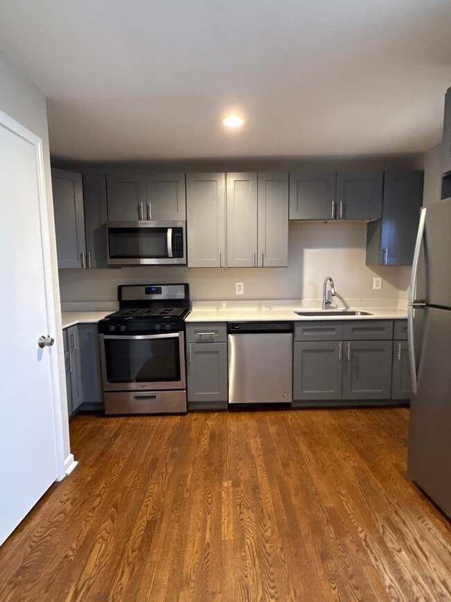 Building Photo - 135 E Hill St