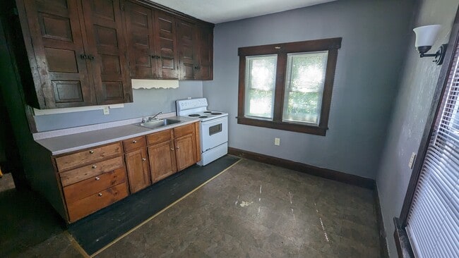 Building Photo - 757 Erie St S