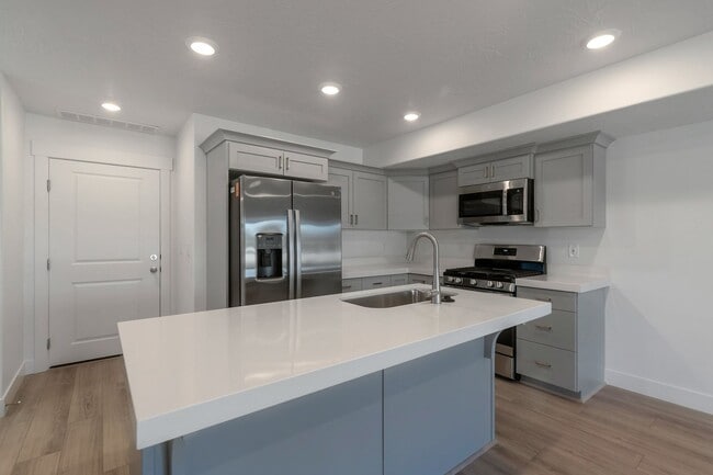 Building Photo - BRAND NEW - 3BD/2.5BTH/2GAR - SPANISH FORK