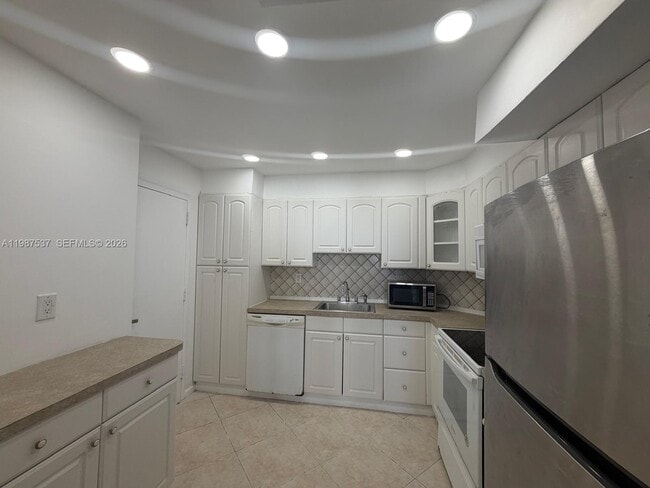 Building Photo - 300 Bayview Dr