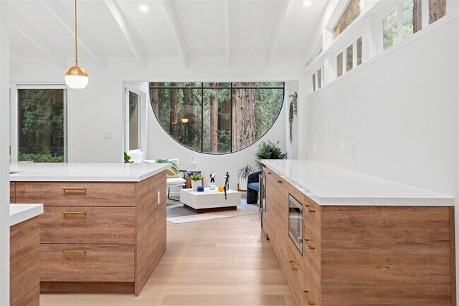 Building Photo - 264 Madrone Ave