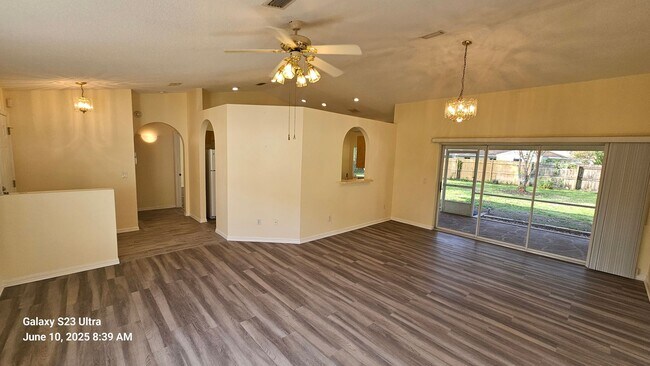 Foto del edificio - Charming 3 Bedroom, 2 Bath, 2 Car Garage H...