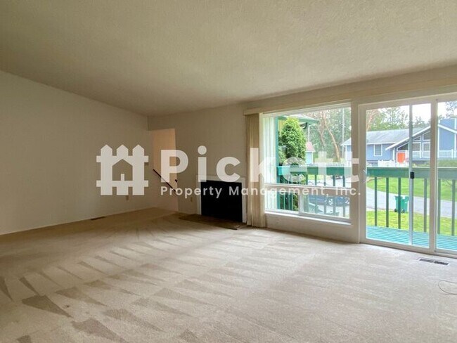Building Photo - Large 3 Bedroom Home in Silverdale