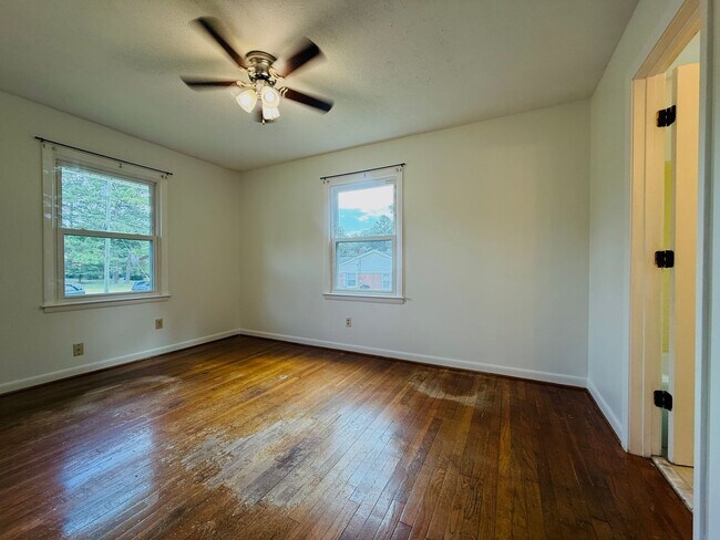 Foto del edificio - COMING SOON-1718 Patterson Circle