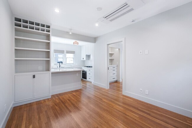 Foto del edificio - Beautiful 1 bed / 1 bath bungalow-style apartment now available!