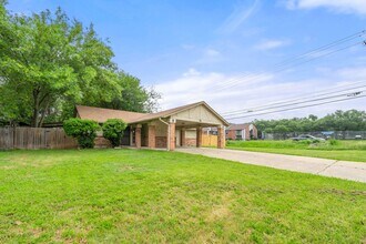 Building Photo - 100 Meteor Dr