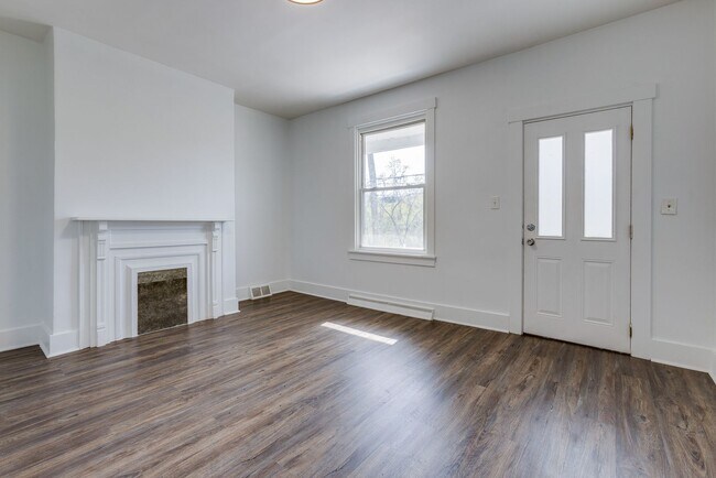 Foto del edificio - Available NOW - Spacious 2 Bedroom Home Mi...