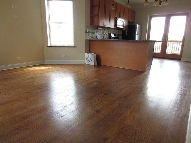 Foto del edificio - 2117 W Irving Park Rd