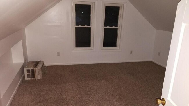 Building Photo - 133 Fairlawn Ave #2