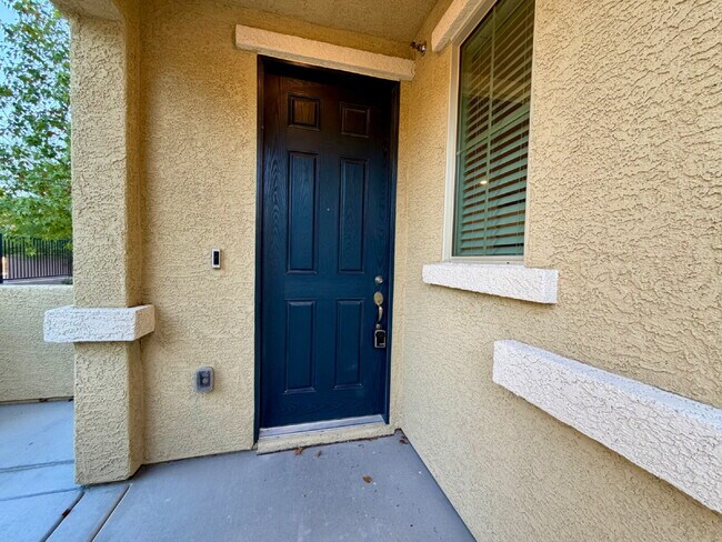 Building Photo - GATED 4 BED 2.75 BATH 2 CAR GARAGE TOWNHOUSE w/ LOFT & BED + BATH DOWNSTAIRS!
