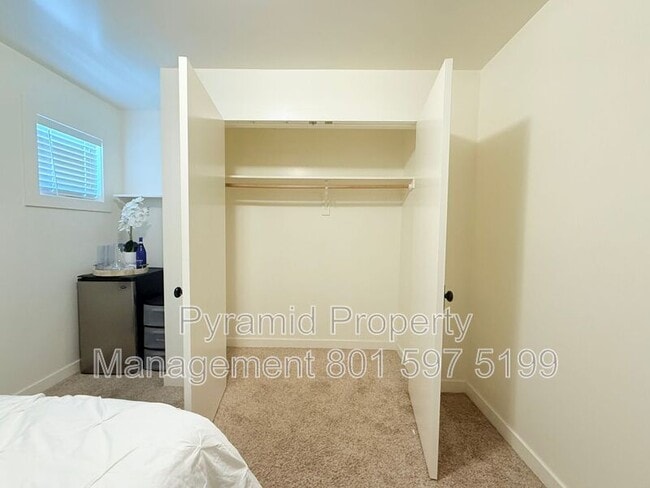 Building Photo - 247 S 700 W