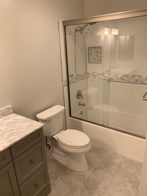 Hermosos baños nuevos - 3111 E Hillcrest Dr
