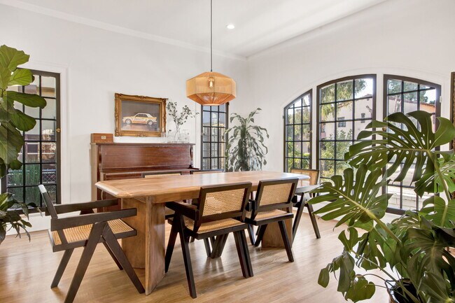 Foto del edificio - 812 S Curson Ave