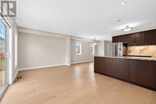 Building Photo - 157 S Creek Dr