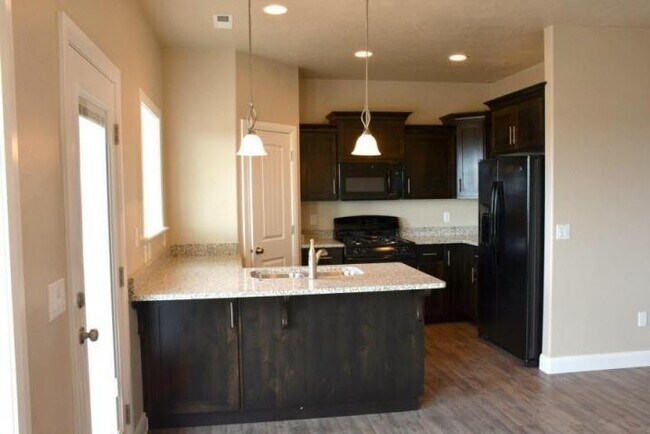 Foto del edificio - 3 Bed 2.5 Bath - Great location - townhome...