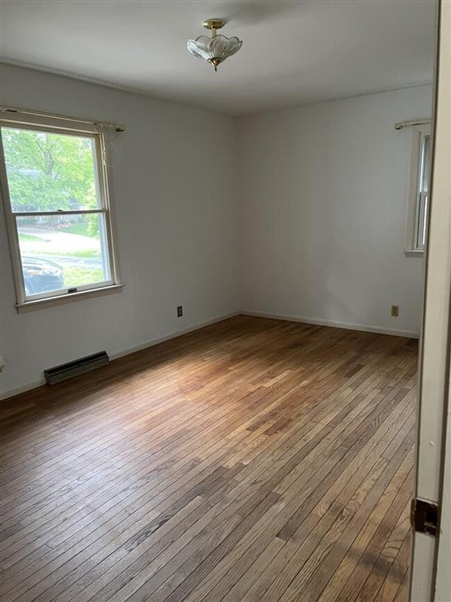 Building Photo - 3025 Greenbrier Ave