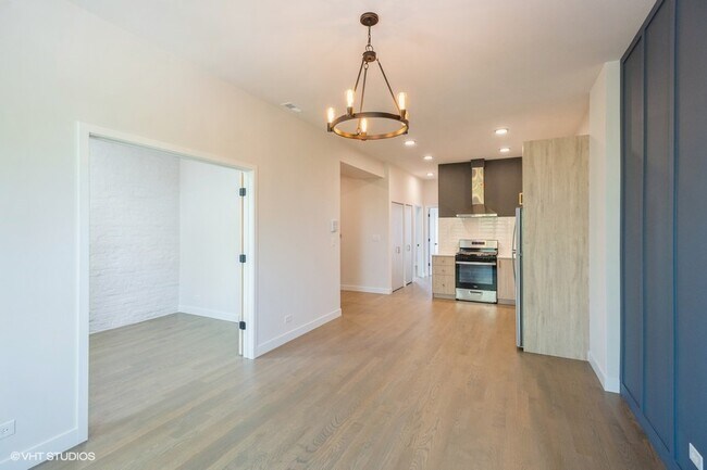 Building Photo - 841 N Mozart St