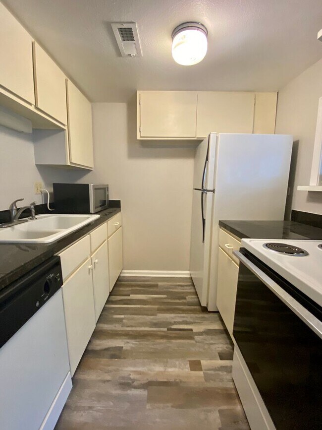 Foto del edificio - 1 Bedroom/ 1 Bath with Easy access to I-25...
