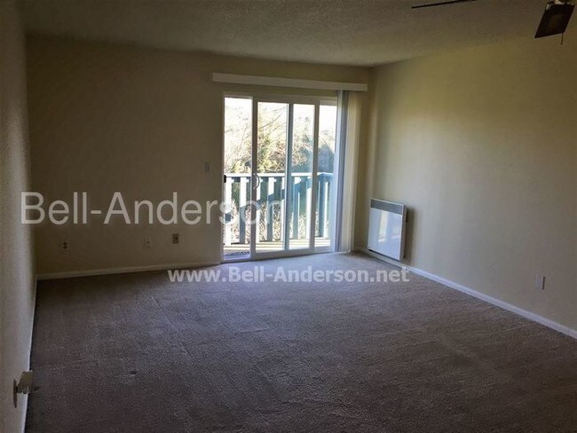 Building Photo - Top Floor 1 Bedroom Condo, Great Location