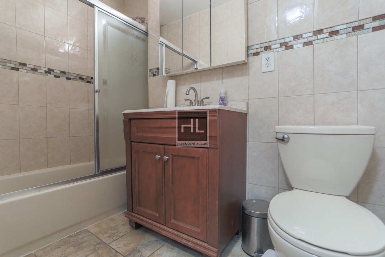 Primary Photo - Spacious 3 Bedroom w/ Separate Kitchen!
