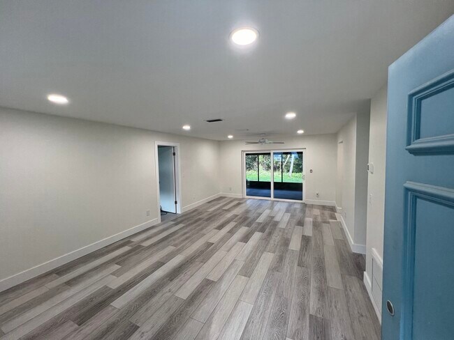 Foto del edificio - 968 Salzedo Ave