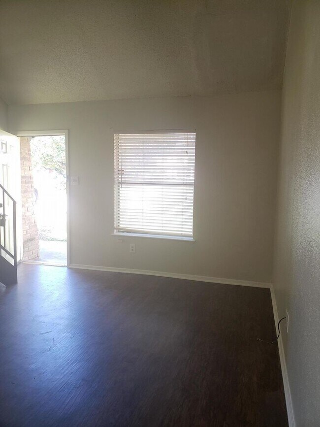 Building Photo - 3468 Willowrun Unit A