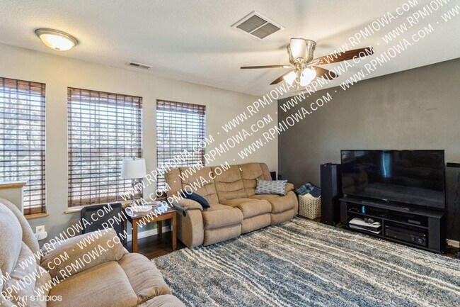 Building Photo - GREAT LOCATION!! 2 Bed, 2 Bath Townhome in...