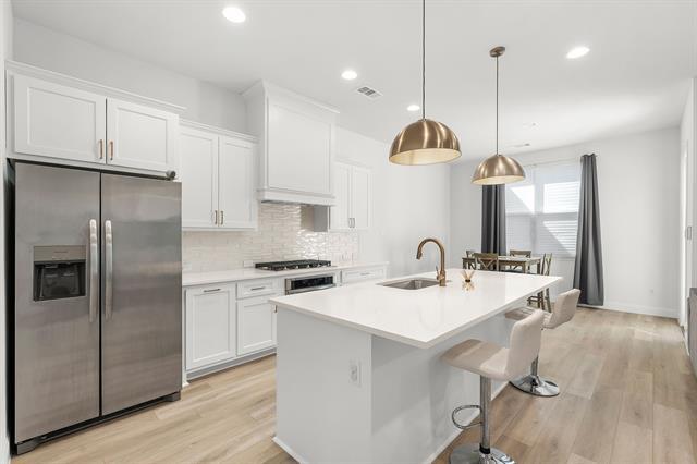 Foto del edificio - 2124 Village Walk Ln