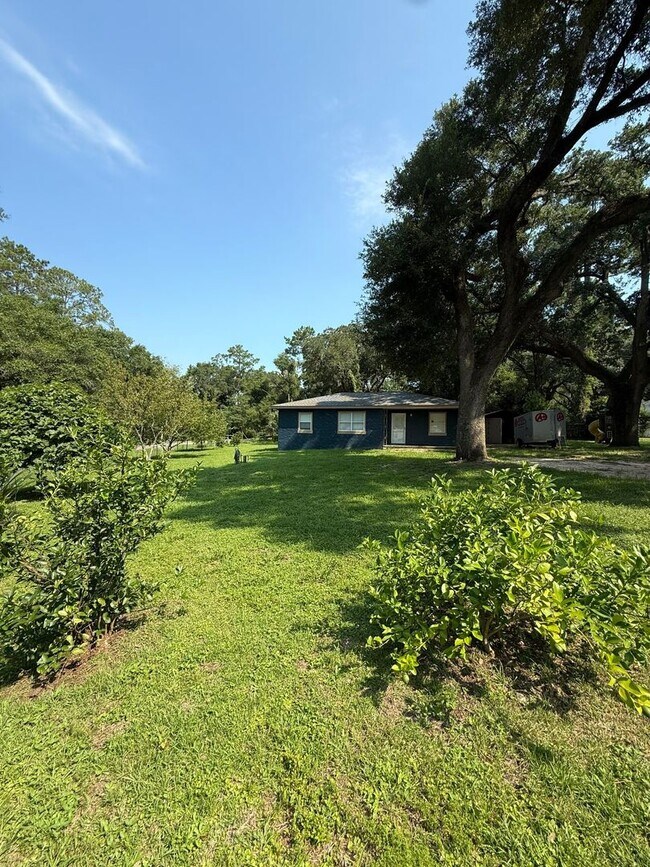 Foto del edificio - 4 bedroom 1 bath house with a large fenced...