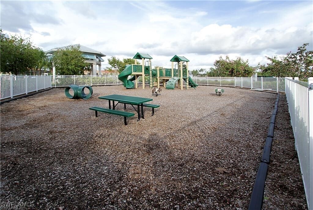 Foto del edificio - 4431 Dutchess Park Rd