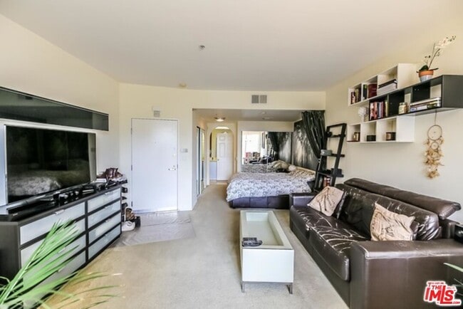 Building Photo - 620 S Gramercy Pl