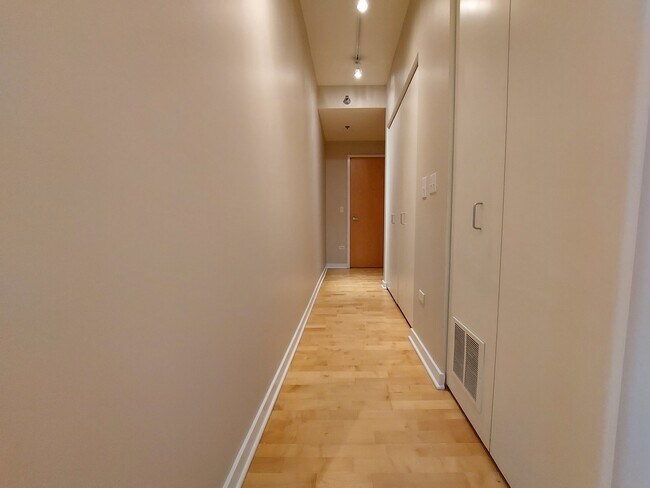 Foto del edificio - 330 W Grand Ave