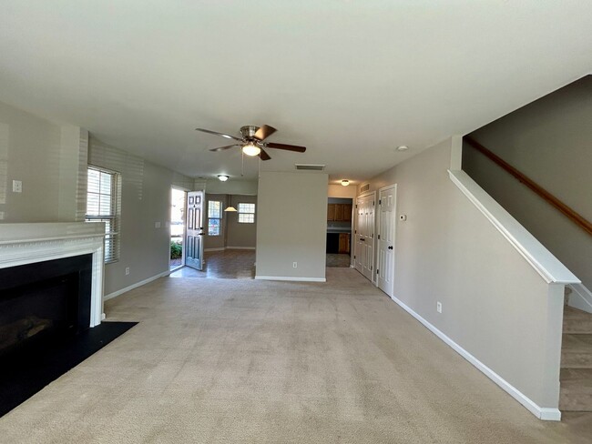 Foto del edificio - 3BR/2.5BA End Unit Townhome in Vernon Farm...