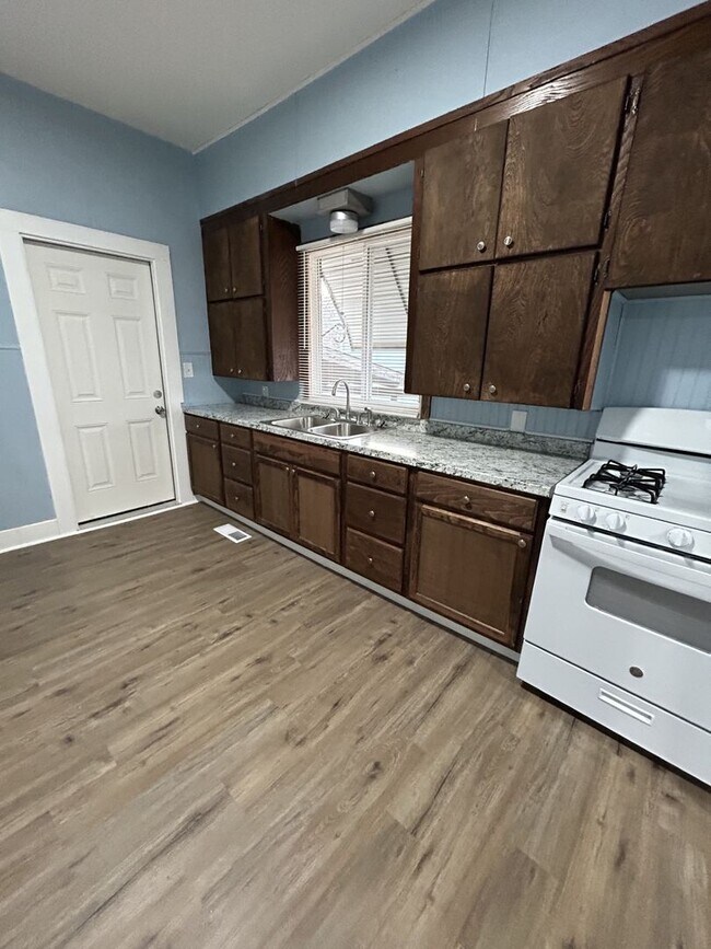 Foto del edificio - Just Renovated - 3 Bedroom 1 Bath - Large Eat-In Kitchen!