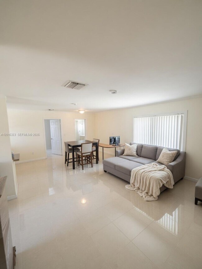 Foto del edificio - 261 NE 40th St