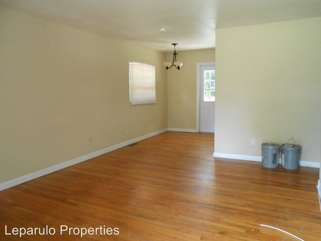 Building Photo - 1606 Airport Dr