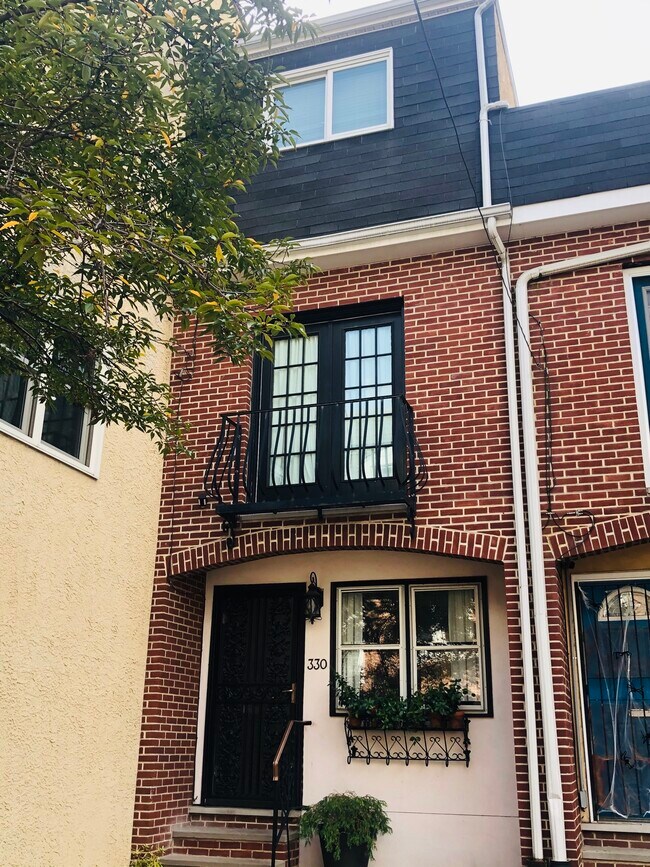 Fachada de la casa con balcón francés. - 330 Pemberton St