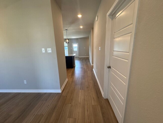 Foto del edificio - AVAILABLE NOW!