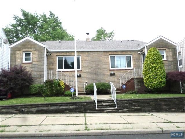 Primary Photo - 145 Albert St