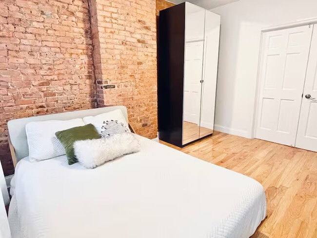 Photo - Bushwick Exposed brick, 23 mins to Manhattan #93 Apartment