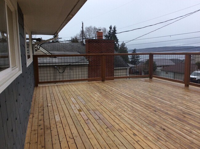Foto del edificio - Browns Point Beauty! Spacious 2BDRM/1.75 BATH Home with Partial View of the Sound!