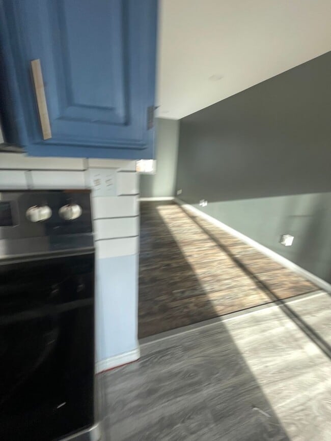 Building Photo - 4 bed 2 bath Home Perfectly Located