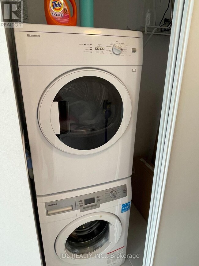 Building Photo - 42 Charles St E