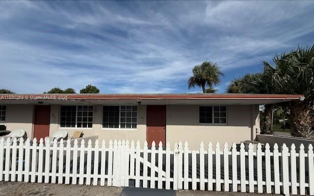 Primary Photo - 946 Laurel Dr